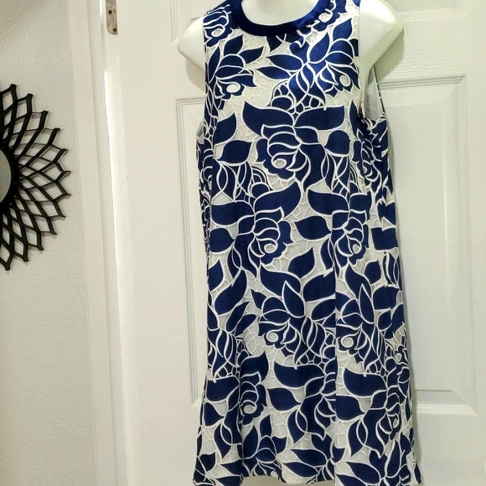 BEAUTIFUL EMMELEE ROYAL BLUE/WHITE FLORAL, LACE SLEEVELESS DRESS LARGE